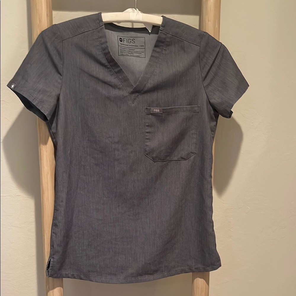 CLEARANCE! FIGS Women's Catarina One-Pocket V-Neck Scrub Top In Gray, Size XXS - Picture 5 of 9